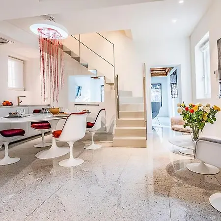 Apartment With A Private Terrace On The Water ! البندقية