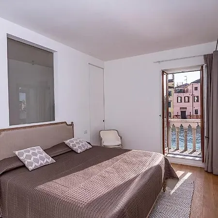 Apartment With A Private Terrace On The Water ! البندقية