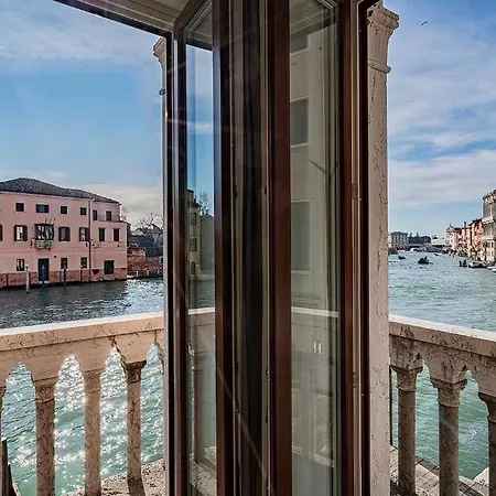 Apartment With A Private Terrace On The Water ! Διαμέρισμα Βενετία